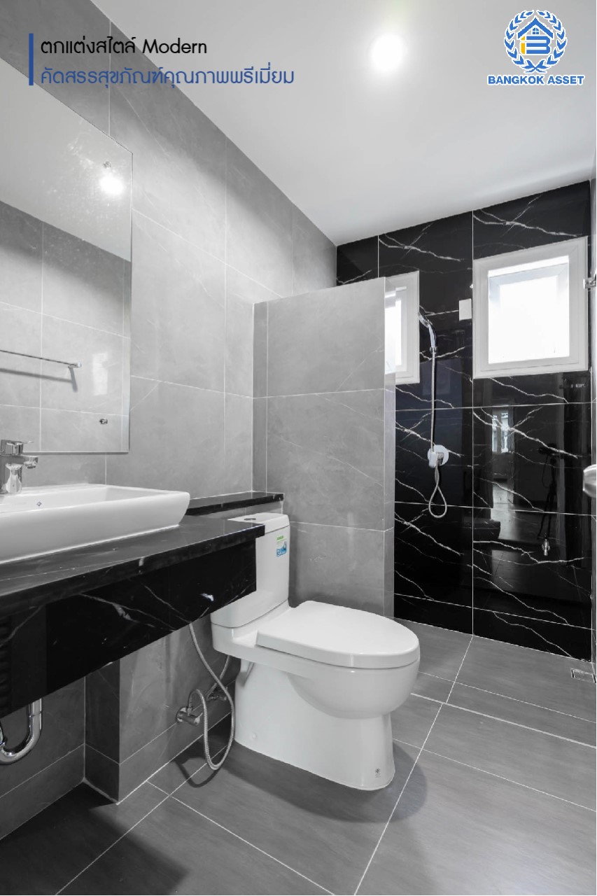 บ้านมือสองตกแต่งใหม่ ม.เบญญาภา ราชพฤกษ์ หลังใหญ่ เนื้อที่ 56.2 ตร.ว. บนพื้นที่ใช้สอยกว่า 265 ตร.ม. ฟังก์ชัน 3 ห้องนอน 1 ห้องอเนกประสงค์ 3 ห้องน้ำ จอดรถได้ 2 คัน พร้อมเฟอร์นิเจอร์บิ้วอินท์ในห้องนอนทุกห้อง ทำเลโซนเมือง! โครงการติด The Crystal SB ใกล้ทางด่วน "ศรีรัช" พร้อมเชื่อมสู่ปิ่นเกล้า-สาทร